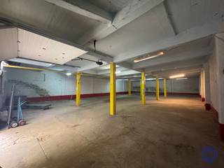 <p><span>Informatie handelspand</span></p><p><span>Op Twee Netenstraat 70 te Antwerpen bieden wij dit veelzijdige magazijncomplex te huur aan als één geheel of opsplitsbaar. Het pand beschikt over een totale oppervlakte van circa 800 m², verdeeld over twee verdiepingen van elk ongeveer 400 m². Het gelijkvloerse magazijn is voorzien van een afsluitbare toegangspoort, een plafondhoogte van circa 3 meter en biedt tal van mogelijkheden voor opslag, atelier of andere professionele doeleinden. De eerste verdieping is bereikbaar via een ruime oplopende ramp en beschikt eveneens over circa 400 m² magazijnruimte. Ook deze verdieping kan afzonderlijk worden afgesloten. Het complex beschikt daarnaast over een gemeenschappelijke, afgesloten inrit met poort en een buitenruimte die flexibel kan worden ingevuld, bijvoorbeeld als parkeerruimte of voor opslag. Bent u op zoek naar een opvallend en veelzijdig handelspand op een centrale locatie in Antwerpen? Neem dan contact met ons op via 03 257 55 55 of office@ccimmo.be.</span></p><p><span>Indeling:</span></p><ul><li><span>Totale oppervlakte van ca. 800 m², verdeeld over twee magazijnruimtes van elk ca. 400 m².</span></li><li><span>Gelijkvloerse magazijnruimte met een plafondhoogte van ca. 3 m en toegang via een afsluitbare poort.</span></li><li><span>Eerste verdieping bereikbaar via een ruime oplopende ramp, eveneens met een oppervlakte van ca. 400 m².</span></li><li><span>Gemeenschappelijke afgesloten inrit met poort. </span></li><li><span> </span></li></ul><p><span> </span></p><p><span>Huur Informatie</span></p><ul><li><span>Huurprijs: particulieren 2.800 EUR/maand + alg. kosten. (Elektriciteit)</span></li><li><span>Huurprijs: Zakelijk 3.200 EUR/maand + alg. kosten (Onroerende voorheffing + elektriciteit)</span></li><li><span>Per direct beschikbaar!</span></li></ul><p><span> </span></p><ul><li><span>Waarborg: 6 maanden </span></li></ul><ul><li><span>Ingaande plaatsbeschrijving te betalen door huurder en verhuurder: 230 EUR excl. BTW per partij.</span></li></ul><ul><li><span>Bemiddelingsvergoeding vastgoedkantoor te betalen door de huurder: 15% van de jaarhuur excl. BTW. </span></li></ul><p><span> </span></p><p><span>Gebouw</span></p><ul><li><span>Voorgevel met een automatische toegangspoort, eenvoudig te bedienen via afstandsbediening.</span></li><li><span>De poort biedt een rechtstreekse en praktische toegang tot het magazijn vanaf de straatzijde. </span></li></ul><p><span> </span></p><p><span>Ligging</span></p><ul><li><span>Gelegen in Antwerpen-Noord, met een vlotte verbinding naar de belangrijkste invalswegen.</span></li><li><span>Centrale ligging, ideaal voor opslag en professionele activiteiten. </span></li></ul><p><span> </span></p><p><span>*De informatie in deze prospect is ter informatieve titel: de kandidaat-huurders moeten hun eigen zaak maken van het verkrijgen, controleren en interpreteren van deze informatie.</span></p>