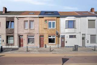 TOPPER!!Hedendaagse gerenoveerde rijwoning met garage en zonnige koerDe woning is als volgt ingedeeld:op het gelijkvloers is er een inkomhal,...