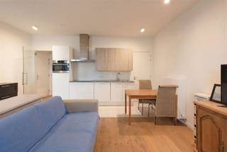 <p>Le studio est situé à Einde Were à Gand, dans un quartier agréable et facile d'accès, à une courte distance du centre ville. Dans les environs, vous trouverez de nombreux magasins, des écoles, des universités, des transports publics et toutes les commodités nécessaires. De plus, vous bénéficiez ici d'une excellente accessibilité grâce à la proximité des principales voies d'accès et des différents transports publics. Grâce à cette situation favorable, le studio combine le confort d'une vie tranquille avec la proximité d'une vie urbaine animée - idéal pour ceux qui souhaitent une vie centrale et pratique.</p>