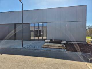 Op de voormalige Mefil-site, aan de ingang van het industrieterrein 'Jagersborg' wordt in de 2de fase deze KMO-unit van 357m² te huur...