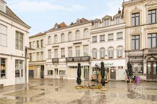 <p>Grote recent gerenoveerde handelsruimte gelegen in het hart van het historische centrum van Tournai, pal op de Place Saint-Pierre.<br /><br />Deze ruimte, momenteel ingericht als kapsalon en schoonheidsinstituut en met tal van mogelijkheden voor diverse activiteiten, bestaat uit het volgende:<br /><br />Een ruime handelsgelijkvloers van 173 m² bestaande uit een lichtrijke ontvangstruimte met een prachtig uitzicht op het plein, verlengd met een lichtrijke ruimte van ongeveer 40 m² met toilet. Een mezzanine, een kitchenette, een achterliggende ruimte van ongeveer 25 m², een tweede toilet en een mooie nieuwe douchekamer.<br /><br />Op de verdieping: twee mooie ruimtes met keukenruimte en twee inrichtbare zolders die bijkomende mogelijkheden laten vermoeden.</p>