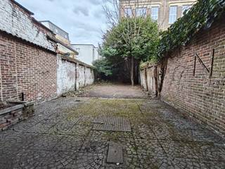 Op te frissen appartement van ca. 56 m² met tuin van ca. 68 m² te koop in Antwerpen. Het is gelegen op de eerste verdieping in een kleinschalig gebouw met lift in de Constitutiestraat. De trap naar de tuin dient nog geïnstalleerd te worden. Tal van winkels, restaurants en cafés liggen in de directe omgeving. Vlotte bereikbaarheid wordt gegarandeerd door de nabijheid van openbaar vervoer en de belangrijke invalswegen. Indeling:- inkomhal- ruime, lichtrijke leefruimte- geïnstalleerde keuken- badkamer met toilet, douche en lavabo- berging- slaapkamer met toegang tot terras- tuin ca. 68 m²Ideaal voor eigen bewoning of als investering!Bent u geïnteresseerd in een appartement of woning te koop in Antwerpen? Aarzel dan niet om ons te contacteren. Had u graag uw eigen eigendom te koop aangeboden contacteer ons dan voor een vrijblijvende schatting, telefonisch op het nummer 03/206.76.76 of per mail naar antwerpen@dewaele.com.Ook voor alle andere vragen omtrent vastgoed kan u steeds bij ons kantoor te Antwerpen terecht!