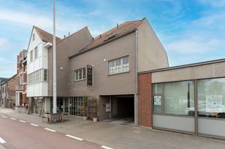 Dit instapklare duplex appartement is gelegen in Lissewege, met vlotte verbinding naar Brugge en de kust.<br /><br />Indeling: inkomhal met apart toilet en vestiaire, lichtrijke woonkamer met open keuken en aansluitend een ruim westgericht terras met zonneluifel.<br />Bovenverdieping met badkamer (ligbad, douche, toilet en lavabo), een volwaardige slaapkamer met ingemaakte kasten, wasplaats met extra bergruimte, dressing (maatwerk) en een afgewerkte zolderkamer die dienst doet als slaapkamer.<br /><br />Extra troeven:
<ul>
<li>Veel ingemaakte kasten en bergruimte</li>
<li>12 zonnepanelen</li>
<li>Waterverzachter aanwezig</li>
<li>Gunstige EPC-score</li>
<li>Overal LED-spots</li>
<li>Ruim zonneterras</li>
</ul>
Mogelijkheid om de garagebox achteraan het gebouw bij aan te kopen.<br />In de garagebox bevindt zich heel wat ingemaakte kasten, verlichting, stopcontacten en een extra zolderruimte.<br />Aarzel zeker niet om contact op te nemen bij vragen.