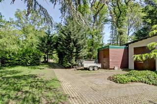 <div>In het rustige en bosrijke gebied Horendonk bevindt zich deze degelijke, houten woning. De woning is stevig verankerd op een robuuste, gemetselde droge kelder van betonsteen. Dit unieke object biedt een zee aan ruimte, zowel binnen als buiten, en is door de huidige eigenaren de afgelopen jaren op diverse punten grondig gemoderniseerd en verbeterd.
<div>
<p>Bij binnenkomst via de overdekte inkom treft u een gezellige en royale leefkeuken, die het kloppende hart van het gelijkvloers vormt. Deze ruimte is uitgerust met een moderne warmtepompunit voor een aangenaam binnenklimaat én een sfeervolle pelletkachel voor sfeer en gezelligheid. Direct aansluitend bevindt zich de functionele keuken. Via de nachthal bereikt u twee comfortabele slaapkamers. Daarnaast biedt de leefkeuken toegang tot de verdieping en tot de ruime kelder, die ideaal is ingericht als opslagruimte en wasplaats.</p>
<p>Op de eerste verdieping verrast de woning met een riante zitruimte en nog eens twee extra slaapkamers. De eigenaren hebben recent belangrijke kwalitatieve verbeteringen doorgevoerd om het wooncomfort te optimaliseren. Zo is de elektrische installatie volledig vernieuwd, zijn de badkamer en het toilet modern gerenoveerd en is een deel van de vloeren extra stevig onderbouwd. Voor wie snel wil schakelen, is er bovendien de mogelijkheid om het interieur (deels) over te nemen.</p>
<p>Het buitenleven is hier absoluut een grote meerwaarde. De zeer ruime, omliggende tuin beschikt over een riant terras met een glazen verblijfsruimte, waar u in elk seizoen heerlijk van het buitenwerk kunt genieten. Aan parkeer- en hobbyruimte is er geen gebrek: naast de woning staat een garage met een aangebouwde, extra hoge tweede garage die specifiek geschikt is voor een camper of mobilehome. Daarnaast bevindt zich in de tuin nog een gloednieuwe, recent geplaatste carport.</p>
<p>Het is belangrijk om te weten dat deze woning is gebouwd in afwijking van de destijds verleende bouwvergunning. Zowel de kelder als alle bijgebouwen zijn niet vergund. De woning gelegen in een gebied waar permanent wonen officieel niet is toegestaan. De woning is dan ook uitermate geschikt voor wie op zoek is naar een royaal, comfortabel en idyllisch gelegen verblijf met enorm veel potentieel en extra volume.</p>
</div>
</message-content></div>