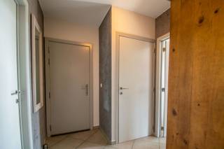 Een recent, ruim en energiezuinig (EPC: B) duplex-appartement met oa. 3 slaapkamers, een knap zuid-terras en grote garage met sectionale poort...