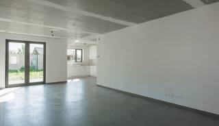 <span>Deze energiezuinige nieuwbouwwoning in </span><strong>eerste gebruik</strong><span> is rustig gelegen in Gijzegem. De </span><strong>halfopen bebouwing</strong><span> werd opgetrokken in een moderne, hedendaagse architectuur met bijzondere aandacht voor ruimtegevoel, wooncomfort en natuurlijke lichtinval.</span><br /><span>Bij het betreden van de woning komt u in de inkomhal met gastentoilet. Vervolgens bereikt u de lichtrijke leefruimte met open, volledig uitgeruste keuken. Dankzij de grote raampartijen geniet u hier van een aangenaam zicht op de tuin en het terras. Verder beschikt de woning over een praktische berging. Naast de woning bevindt zich een private oprit; een carport wordt nog geplaatst. Op de eerste verdieping bevinden zich </span><strong>drie slaapkamers</strong><span>, een aparte toiletruimte en een comfortabele badkamer uitgerust met ligbad en douche. Via een vaste trap bereikt u de tweede verdieping, waar zich nog een ruime </span><strong>polyvalente kamer</strong><span> bevindt die perfect kan dienen als vierde slaapkamer, bureau of hobbyruimte. Dankzij de warmtepomp, zonnepanelen en uitstekende energieprestaties geniet u van een bijzonder </span><strong>energiezuinige woning</strong><span> met lage energiekosten en optimaal wooncomfort. De aanleg van het gazon, de buitenberging en de laatste schilderwerken worden nog afgewerkt, zodat de woning volledig instapklaar wordt opgeleverd.</span>