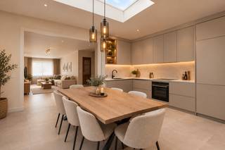 <p>Deze charmante renovatiewoning bevindt zich op wandelafstand van het stadscentrum van Aalst en geniet van een vlotte bereikbaarheid met het openbaar vervoer. De woning beschikt op het gelijkvloers over een inkomhal, een<strong> ruime leefruimte</strong>, een aparte keuken en een berging. Op de eerste verdieping bevinden zich <strong>twee ruime slaapkamers die doorlopen in elkaar</strong>, met toegang tot een <strong>extra zolderkamer</strong> die perfect kan dienen als <strong>derde slaapkamer</strong>, bureau of hobbyruimte. De woning is bereikbaar via een gemeenschappelijke doorgang langs de achterzijde, wat extra comfort en flexibiliteit biedt. Hoewel de woning opfrissing en renovatie vereist, biedt ze tal van mogelijkheden voor wie op zoek is naar een project met karakter. Geen tuin of terras.<br />*Deze woning valt onder de renovatieverplichting (EPC-label E).</p>
