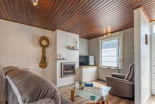 Genieter van een grote tuin? Dit is jouw kans!<br /><br />Deze woning is instapklaar en heeft zelfs een slaapkamer op het gelijkvloers, handig voor wie dat liever heeft.<br /><br />Binnen kom je meteen in een gezellige woonkamer terecht. Daarnaast ligt de vernieuwde keuken. Verder naar achter vind je de badkamer, met douche, toilet en een wastafelmeubel.<br /><br />Boven zijn er op dit moment twee ruimtes ingericht: een slaapkamer en een zolder. Je kan die twee samen laten smelten tot één grote slaapkamer, of net de opdeling behouden en zo twee kamers overhouden.<br /><br />De woning is voorzien van zonnepanelen, mooi meegenomen dus!<br /><br />En dan de tuin. Met een perceel van 743 vierkante meter heb je hier een tuin die gewoon blijft doorlopen. Achteraan staan enkele grote bomen, zodat je naar keuze in de zon of in de schaduw kan zitten. Voor wie graag buiten leeft is dit gewoon top.<br /><br />Referentie: YP/26076/K