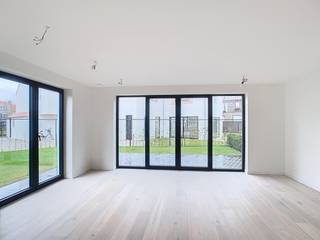 Indeling: Inkomhal met gastentoilet, zitruimte met toegang tot de tuin met zongericht terras. Ruime leefkeuken. Berging.Op de eerste verdieping: 3...