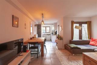<p>Vous êtes à la recherche d'un appartement avec jardin et 2 chambres à coucher dans le centre de Gand ? Nous avons exactement ce qu'il vous faut.</p><p>L'appartement duplex est situé sur la Kasteellaan à Gand, un quartier animé et central situé à une courte distance du centre historique de la ville. Dans les environs, vous trouverez de nombreux magasins, écoles, transports publics et toutes les commodités nécessaires. En outre, vous êtes à proximité de la gare de Gand-Dampoort et vous pouvez accéder facilement aux principales voies d'accès. Grâce à cet excellent emplacement, l'appartement combine le confort d'une vie centrale avec le dynamisme de la vie urbaine - idéal pour ceux qui recherchent un environnement de vie pratique et facilement accessible.</p><p>Disposition :</p><p>Rez-de-chaussée : Vous entrez dans le hall d'entrée, qui donne accès aux toilettes séparées et à la buanderie pratique. En outre, vous entrez dans l'espace de vie lumineux avec une cuisine ouverte. Depuis l'espace de vie, vous avez un accès direct au jardin spacieux, où vous pouvez profiter de l'extérieur en toute tranquillité.<br />Au premier étage : Par l'escalier dans le hall d'entrée, vous atteignez le hall de nuit, qui mène à deux chambres à coucher et à la salle de bains.</p><p>Intéressé(e) ? N'hésitez pas à nous contacter pour plus d'informations ou pour planifier une visite.</p>