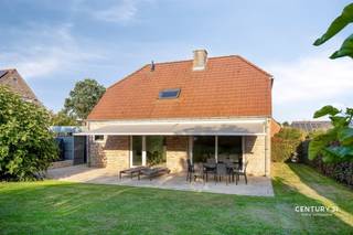 www.blauwvoetstraat10.beOp een rustige, residentiële locatie nabij het centrum van Otegem, krijg je de kans om deze, goed onderhouden, ruime woning te ontdekken! De woning verwelkomt je via een ruime inkomhal met veel lichtinval en een apart gastentoilet. Daarna komen we in de leefruimte, bestaande uit een gezellige zithoek en eetplaats. Via het grote schuifraam is er mooi, groen uitzicht en toegang naar de West-geörienteerde terras en onderhoudsvriendelijk, aangelegde tuin. Aanpalend aan de leefruimte bevindt zich de halfopen, volledig ingerichte keuken die hetzelfde groene zicht en toegang biedt naar de tuin. Naast de keuken bevindt zich de technische berging met aparte wasplaats en een toegang via de zijdeur. De voormalige garage die nu is ingericht als praktisch thuis-bureau en heeft ook de toegang naar de droge kelder. Op de 1e verdieping krijg je maar liefst 3 grote kamers en een mooie badkamer met aparte douche, ligbad, wastafel en toilet. Er is ook nog een praktische bergzolder aanwezig. Aan de buitenzijde werd de woning voorzien van een onderhoudsvriendelijke omgeving, met een groene voortuin, een oprit voor 3 wagens, carport met een elektrische laadpaal, een zonnig terras voorzien van een luifel, een leuke, grote tuin met tuinberging/tuinhuis. Wil jij komen wonen in 1 van de meest gegeerde buurten van Otegem, op een leuke, kindvriendelijke locatie, nabij het centrum in alle rust? Dan is dit jouw kans. Wens je meer informatie of een bezoek? Neem contact met Stein via 0468 41 38 48 of stein@immovercoutere.be