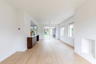 Deze <strong>charmante woning is rustig</strong> gelegen in <strong>een woonwijk van Sint-Niklaas</strong>, met alle voorzieningen binnen handbereik. Dankzij de vlotte verbinding met de E17 bereikt u bovendien in een mum van tijd Antwerpen en Gent.<br /><br />De woning werd gerenoveerd en is <strong>volledig instapklaar. </strong>Bij het binnenkomen wordt u verwelkomd in een <strong>ruime en lichtrijke woonkamer, </strong>voorzien van rolluiken. Aansluitend bevindt zich de <strong>recent vernieuwde, volledig ingerichte keuken</strong>. Met haar stijlvolle combinatie van warme houtaccenten en groene elementen is deze keuken een echte blikvanger en een heerlijke plek om te koken en te genieten. Achter de keuken bevindt zich een aangename veranda die perfect kan dienen als ontspanningsruimte, speelkamer voor de kinderen of gezellige hobbyruimte. Vanuit de veranda heeft u <strong>rechtstreeks toegang tot de onderhoudsvriendelijke stadstuin.</strong><br /><br />Op de eerste verdieping bevinden zich<strong> drie slaapkamers</strong> en een ruime badkamer uitgerust met een dubbele lavabo, toilet en ligbad.<br />De tweede verdieping biedt bijkomende mogelijkheden dankzij een praktische zolderruimte en een extra kamer die uitstekend kan worden ingericht als bureau.<br /><br />Ook op vlak van parkeren scoort deze woning uitstekend. Langs de zijkant van de woning beschikt u over een ruime oprit en bovendien is er een garage aanwezig, toegankelijk via een manuele poort.<br /><br /><strong>Huurprijs: € 1.350 per maand </strong>en de woning is onmiddellijk beschikbaar. <br /><br /><strong>Een bezoek kan uitsluitend worden i<em>ngepland via e-mail: cvg@claves.be of telefonisch op het nummer: 03/502.98.74.</em></strong>