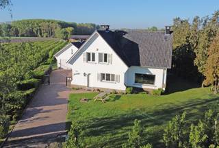 Deze klassieke villa werd gebouwd in ±1966 en resulteerde in een mooie gezinswoning. Via de inkomhal met gastentoilet bereiken we de...