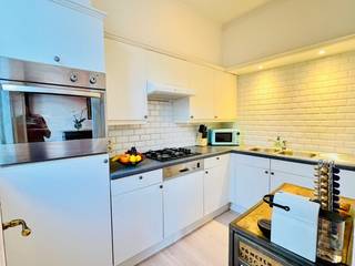 <p>Karaktervol appartement 75 m² met terras van 30 m²</p><p>Hoge plafonds, art-decodetails en royale leefruimtes kenmerken dit verzorgde eenslaapkamer appartement van circa 75 m². Het grote terras van ongeveer 30 m² biedt volop plaats om buiten te eten, te lezen of te ontspannen.</p><p>De indeling is praktisch en aangenaam: een inkomhal met berging, een ruime leefkamer en aansluitend een volwaardige eetkamer. De keuken is volledig uitgerust en beschikt over voldoende werk- en kastruimte. Een grote verzorgde badkamer. De zeer ruime slaapkamer ligt rustig achteraan en geeft toegang tot het terras.</p><p>Het appartement is goed onderhouden en instapklaar. Het is in 2025 opgeknapt met onder meer nieuwe vloeren in keuken, badkamer en leefruimtes. Het aanwezige meubilair en huisraad kunnen desgewenst worden overgenomen: een praktische mogelijkheid voor zowel eigen bewoning als gemeubelde verhuur.</p><p>Gelegen in de Lange Dijkstraat, een nieuw aangelegde fietsstraat in een recent opgewaardeerde wijk, op wandelafstand van Park Spoor Noord. Winkels, horeca en openbaar vervoer in de directe omgeving.<br />Het appartement bevindt zich op de eerste verdieping van het voorgebouw, met een vernieuwde winkelruimte op het gelijkvloers en woonverdiepingen erboven. Het gaat om een kleinschalig gebouw zonder syndicus, met zeer lage maandelijkse gemeenschappelijke lasten.</p><p>Bezichtiging op afspraak. Eerste contact bij voorkeur per e-mail. Makelaars onthouden zich.</p>