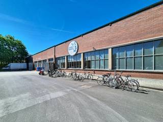 Dit horecapand (ca. 64 m²) bevindt zich op het gelijkvloers van de voormalige, bekende textielfabriek de Eskimofabriek, gelegen op de Eskimofabrieksite aan de Wiedauwkaai in de Gentse voorhaven. De site combineert industriële geschiedenis met een hedendaagse invulling en biedt vandaag een inspirerende werkomgeving voor uiteenlopende bedrijven.<br /><br />De ligging is bijzonder strategisch, met een vlotte aansluiting op de R4 en een snelle verbinding naar het centrum van Gent, de haven en de belangrijkste invalswegen. Ook het openbaar vervoer is in de nabijheid aanwezig, waardoor de bereikbaarheid voor medewerkers en bezoekers optimaal is.<br /><br />Daarnaast is er ruime parkeergelegenheid voorzien op het terrein, met ook de mogelijkheid om gebruik te maken van de laadpalen. <br /><br />Oppervlakte: <br />- Verbruikszaal: 25 m²<br />- Keuken: 28 m²<br />- Opslagruimte: 11,25 m² <br /><br />Specificaties:<br />- Bouwjaar: 1906<br />- Renovatiejaar: 2015<br />- Bar<br />- Zitmeubilair<br />- 24/7 toegang<br />- Volledig uitgeruste keuken<br />- Parketvloer/ tegelvloer<br />- Gemeenschappelijk sanitair<br />- Gemeenschappelijke inkomhal<br />- Gemeenschappelijke bovengrondse parking<br />- 10 laadpalen<br />- Telenetaansluiting<br /><br />Beschikbaarheid: <br />Onmiddellijk beschikbaar.<br /><br />Bent u geïnteresseerd in dit horecapand te huur in Gent? Aarzel dan niet om contact op te nemen via 09 245 35 35 of business.gent@dewaele.com.<br /><br /><br />Bestuursmaatregelen in het maatregelenregister: nee