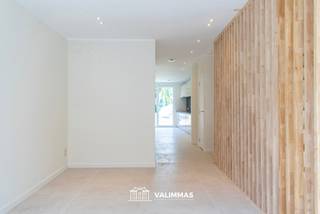 VALIMMAS verhuurt in het centrum van Asse dit totaal gerenoveerd (quasi nieuwbouw) appartement met terras en tuintje....    

Gelijkvloers: privatieve inkomhal, berging, het gebruik van de gemeenschappelijke fietsenberging, en een privatief tuintje (aanleg en opsplitsing dient nog te gebeuren).    
De eerste verdieping omvat een salon, een eetkamer met open ingerichte keuken, een wasplaats en een toilet.    
De ingerichte dakverdieping bestaat uit een nachthal, een toilet, een badkamer met inloopdouche, twee slaapkamers, en een terras achteraan.   

Alles nagelnieuw, quasi nieuwbouw, eerste ingebruikname. Warmtepomp + vloerverwarming + passieve koeling. Incl. opbrengst elektriciteit van 10 zonnepanelen (4,5 kWp). Ventilatiesysteem D met warmtewisselaar.    
Geen bijkomende huurlasten.   

Rustig gelegen in het volle centrum, tegen de Markt, in een verkeersluwe éénrichtingsstraat. Alle centrumfunctie nabij: winkels, scholen, Markt, openbaar vervoer,… 

+++
Bezoekmoment inplannen? Dat kan eenvoudig via onze website www.valimmas.be. Klik vervolgens op de blauwe knop "BEZOEK DIT PAND" bij het pand van je keuze. Let op: afspraken maken kan enkel nog online.
+++