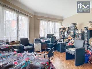 Appartement lumineux bien entretenu au premier étage d'un immeuble de standing à Ixelles, à proximité de l'Université Libre de Bruxelles (ULB) et...