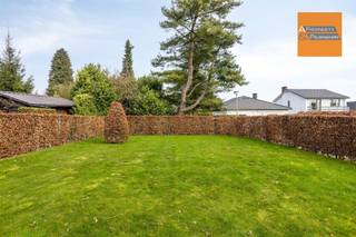<p><span> </span></p><p><span>Lichtrijke villa met 4 slaapkamers in de buurt van de Britse School </span></p><p><span>Ontdek deze zorgvuldig onderhouden villa, ideaal voor een gezin op zoek naar comfort en rust. </span></p><p><span>Op de begane grond is er een ruime, lichtrijke woonkamer van 34 m² met inbouwhaard die uitkomt op een aangename veranda met uitzicht op een gemakkelijk te onderhouden tuin, perfect voor zonnige middagen. </span></p><p><span> </span></p><p><span>De onlangs gerenoveerde, volledig uitgeruste keuken heeft een eethoek met uitzicht op de tuin. Een gezellige bureau ideaal voor thuiswerken, een toilet en vestiaire maken dit niveau compleet. </span></p><p><span>Op de verdieping vindt u 3 mooie slaapkamers, een badkamer (bad, wastafel, toilet) en een kleine slaapkamer met wastafel. De zolder, bereikbaar via een uitschuifbare ladder, biedt potentieel voor ombouw als extra kamer of opslagruimte.<br /><br />De kelder niveau biedt opslagkelders, een wasruimte met directe uitgang naar de tuin en grote garage (5,7 x 4 m) met automatische poort. </span></p><p><span>De parking op de oprit is gemakkelijk en praktisch voor 2 auto's. <br /><br />Alhoewel de woning werd al overal voorzien van dubbele beglazing in PVC, is bijkomende </span><span>energetische renovatie verplicht (EPC E 410 kWh). </span></p><p><span>Alleen door de ketel te vervangen naar een gascondensatieketel komt men al op 338 kWh. Het bijkomend isoleren van de zolder en de kelder brengen het EPC onder de 300 Kwh, dus naar een C.</span></p><p><span> </span></p><p><span>De toplocatie in de buurt van de British School, het park van Tervuren en het centrum van Vossem samen met de goede verbindingen naar Brussel en Leuven (Imec, KU Leuven, Gasthuisberg,...) maken van deze villa een mooie opportuniteit.</span></p><p><span>Bestuursmaatregelen in het maatregelenregister: neen</span></p><p><span> </span></p><p><span>Mis deze kans niet - neem nu contact met ons op voor een bezichtiging! </span></p>