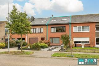 <p><span>Rustig wonen in het gegeerde Schoten-Donk!</span></p><p><span>Deze aangename rijwoning bevindt zich in de kindvriendelijke wijk Geuzenvelden. Het betreft een ruime, gezellige woning met 3 à 4 slaapkamers, afhankelijk van gebruik, en een zuidgerichte tuin! De ligging is absoluut top: rustig en groen, vlak bij de Schotense Vaart en de Villerslei, én op korte fietsafstand van het centrum van Schoten. Winkels, horeca en scholen zijn vlot bereikbaar.</span></p><p><span>Een ideale combinatie van rust, groen en bereikbaarheid!</span></p><p><span> </span></p><p><span>Grootste troeven:</span></p><p><span>-Rustige groene woonwijk!</span></p><p><span>-Zonnepanelen aanwezig (6x)</span></p><p><span>-Gezellige zuidgerichte tuin (50m²)</span></p><p><span>-Handige oprit</span></p><p><span> </span></p><p><span>-Kelder: handige kelderberging (9m²) met kruipkelder (51m²)</span></p><p><span>-GLVL: De ruime, lichtrijke leefruimte (40m)² sluit naadloos aan op de keuken (11m²). Via de veranda geniet u van het zicht op de zuidgerichte tuin (50m²), voorzien van een praktisch tuinhuis (6m²). Op het gelijkvloers is er tevens een apart toilet. De open trap vanuit de living leidt naar de bovenverdieping.</span></p><p><span>-V1: Langs voorzijde treffen we de master bedroom (19m²). De nachthal geeft toegang tot de overige ruimtes, zoals o.a. alsook een ingerichte badkamer (4m²) met douche en WC. Langs achterzijde bevindt zich de 2</span><span><sup>de</sup></span><span> kamer, ideaal als slaapkamer of bureau, die tevens doorgang biedt naar de zolder.</span></p><p><span>-V2: Ruime zolderkamer, met genoeg plaats om te gebruiken als laatste slaapkamer (35m²) of op te delen in 2 kamers!</span></p><p><span> </span></p><p><span>Voor meer informatie kan u terecht bij Area Partners: INFO@area.be of 03/284.60.60</span></p>