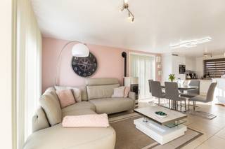 <p><strong>Adinkerke/De Panne: Rustig gelegen vakantiewoning te koop in De Panne</strong><br /> <br />Deze recent gebouwde vakantiewoning ligt in het charmante Walhofpark, op wandelafstand van Plopsaland en op fietsafstand van zowel het centrum van De Panne als de kust. Ook het openbaar vervoer is vlot te voet bereikbaar. De ideale plek voor wie op zoek is naar een rustige en comfortabele vakantiewoning!<br /> </p>
<strong>Indeling</strong>

<p>Inkomhal met apart toilet. De ruime woonkamer beschikt over een open keuken en een gezellige pelletkachel, die niet alleen voor sfeer zorgt maar ook een energiezuinige verwarmingsoplossing biedt. Vanuit de leefruimte heeft u toegang tot een zuidgericht terras met tuin. Verder beschikt de woning over drie slaapkamers, een praktische berging en een badkamer met ligbad. De woning is omringd door een mooi onderhouden en ruime tuin, waardoor u in een groene en rustige omgeving verblijft.<br /><br />Een privatieve parkeerplaats binnen de residentie is beschikbaar voor aankoop aan een meerprijs van €20.000.<br /> </p>
<strong>Troeven</strong>

<ul><li><strong>Instapklaar</strong></li><li><strong>Privatieve parking inbegrepen</strong></li><li><strong>Perfect als tweede verblijf of investering</strong></li></ul>

<p> </p>

<p>Meer informatie? Contacteer Frederick via 058/22.41.70</p>