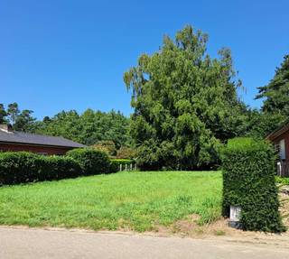 Mooie, gunstig gelegen bouwgrond voor open bebouwing!Gelegen aan de rand van het dorp, in een quasi doodlopende straat.Het is er heel rustig wonen,...