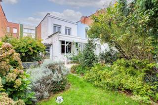 <p><span>Op te frissen woning met stadstuin</span></p><p><span> </span></p><p><span>In het centrum van </span><span>Merksem,</span><span> in een zijstraat van de Bredabaan</span><span>, </span><span>staat deze </span><span>charmante op te frissen woning </span><span>in de Van Roiestraat te koop. </span></p><p><span>Op enkele minuutjes wandelen bereik je verschillende winkels. Ook sta je met het </span><span>openbaar vervoer</span><span> in no time in het </span><span>centrum van Antwerpen</span><span>. Voor de kleintjes zijn er tal van scholen, crèches en speeltuinen.</span></p><p><span> </span></p><p><span>Het huis heeft een </span><span>bewoonbare oppervlakte</span><span> van circa </span><span>88 m² (cfr EPC), </span><span>heeft </span><span>2 slaapkamers </span><span>en een l</span><span>euke tuin.</span></p><p><span> </span></p><p><span>UNIEKE OPPORTUNITEIT</span><span> !!!</span></p><p><span>Ook de naastgelegen </span><span>nummer 61 en 59 zijn ook te koop</span><span>, waardoor dit uitermate geschikt is voor families die dicht bij mekaar willen, wonen, als project, combinatie wonen/werken, ...</span></p><p><span> </span></p><p><span>Indeling:</span></p><p><span> </span></p><p><span>Gelijkvloers</span></p><p><span>- inkomhal </span></p><p><span>- woonkamer met eetkamer</span></p><p><span>- keuken</span></p><p><span>- veranda</span></p><p><span>- berging</span></p><p><span> </span></p><p><span>Eerste verdieping</span></p><p><span>- slaapkamer 1</span></p><p><span>- slaapkamer 2</span></p><p><span>- badkamer met douche en lavabo</span></p><p><span> </span></p><p><span>Troeven</span></p><p><span> </span></p><p><span>- ideale woning voor starters en doe-het-zelvers</span></p><p><span>- combinatie met nr 61 en 59 maakt er een unieke opportuniteit van</span></p><p><span>- vrij bij akte</span></p><p><span> </span></p><p><span>Ben jij geïnteresseerd in deze woning / kangoeroewoning te koop in Merksem? Ben je op zoek naar ander vastgoed of wens je de waarde van jouw eigendom te kennen? Dan ben je bij BOLT Immo aan het juiste adres! We helpen jou graag verder! Bel 03/568.68.06 of mail <span>info@bolt.immo</span></span><span> </span></p><p><span> </span></p><p><span> </span></p>