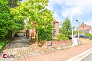 <p><span>Move-in-ready home with a spacious hangar near the center of Hever</span></p><p><span> </span></p><p><span>Are you looking for a move-in-ready home with plenty of space and an exceptionally versatile hangar? Then this centrally located home in the heart of Hever is definitely worth a visit!</span></p><p><span> </span></p><p><span>You enter the home through the entryway, where there’s the option to create a separate office, practice space, or playroom. You’ll then enter the spacious and bright living area, which offers a beautiful view of the garden. Adjacent to this are the kitchen and the bathroom. Additional storage space is available in the basement.</span></p><p><span> </span></p><p><span>On the first floor, you’ll find three full-size bedrooms, including the master bedroom, which features a practical walk-in closet. There’s also a separate home office. The spacious attic, accessible via a fixed staircase, currently offers plenty of storage space and can easily be converted into one or two additional bedrooms. </span></p><p><span> </span></p><p><span>Outside, you can relax on the covered terrace overlooking the garden. On the property is a large hangar/workshop, accessible both through the garden and via a side street at the back of the lot. This versatile space is ideal for self-employed individuals, hobbyists, storage, or parking vehicles and equipment. Parking is easy on the private driveway.</span></p><p><span> </span></p><p><span>Additional highlights of this home</span></p><p><span> </span></p><ul><li><span>Solar panels</span></li><li><span>Code-compliant electrical system</span></li><li><span>CCTV </span></li><li><span>Favorable EPC with a C-rating</span></li></ul><p><span> </span></p><p><span>A versatile home that combines living space with exceptional work and storage areas. Schedule a tour today and discover for yourself all the possibilities this property has to offer.</span></p><p><span> </span></p><p><span>015 20 36 00 - <span>info@domoxim.be</span></span></p><p><span> </span></p><p><span>domoXim. Where dreams come home!</span></p><p><span> </span></p><p><span>Want to know the value of your </span><span>own </span><span>home at ? We’d be happy to advise you.</span></p>