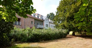 De troeven van dit recent appartement (BJ: 2018, 167 m²) zijn onder meer: haar luxueus karakter, ruime oppervlakte, haar verfijnde afwerking en het superieur gevoel van openheid, licht en ruimte. Belvédère combineert het beste van twee werelden door de ligging in een park met de onmiddellijke nabijheid van het centrum. Achter de prachtige gevel vindt u dit ruim en luxueus duplex appartement. Dit lichtrijk appartement heeft volgende indeling op de eerste verdieping: een inkomhal met  gastentoilet, een ruime leefruimte met parket, een ingerichte keuken, een berging en een super ruim terras met zicht op het park. 
Op de 2de verdieping zijn er maar liefst 4 slaapkamers allemaal voorzien van een parketvloer, een badkamer, een douchekamer, een nachthal, een afzonderlijk toilet en toegang tot de zolder via een valtrap. Door het gebruik van warme, luxueuze materialen en diverse texturen heeft het appartement een geborgen en huiselijk karakter.Toegang tot de Residentie is mogelijk via de Pastinakenstraat. De  parkeergarage biedt u de mogelijkheid tot het (optioneel) aankopen van autostaanplaats t.b.v. 25.000 euro (parking 10, excl. kosten). 
De kelder (NR. 4) is inbegrepen in de prijs. 
Instapklaar wonen in alle rust op een uitstekende locatie? 
Contacteer Stéphanie via 0474 33 27 85 of stephanie@immodelestre.be.
