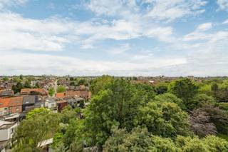 <p><span>Ben je op zoek naar een lichtrijk appartement met een prachtig panorama en alle modern comfort? Dit uitzonderlijke hoekappartement op de 7e verdieping aan het Leiebos 29 in Merksem biedt je een fantastische en zorgeloze thuis op een rustig privéterrein.</span></p><p><span>De highlights:</span></p><ul><li><span>Uitzonderlijke lichtinval dankzij de unieke hoekligging met panoramisch uitzicht.</span></li><li><span>Sfeervolle en warme parketvloer in de leefruimte.</span></li><li><span>Terras aan het hele appartement</span></li><li><span>Inclusief een anderhalf brede garagebox de allergrootste van het gebouw.</span></li></ul><p><span>Indeling en afwerking: Je komt binnen via de inkomhal met apart toilet. De royale leefruimte geniet dankzij de hoekligging van een overvloed aan natuurlijk daglicht en een schitterend, verreikend uitzicht. De sfeervolle parketvloer maakt het hier extra gezellig. De keuken sluit hier mooi op aan en is functioneel ingericht. Achteraan bevinden zich de twee comfortabele slaapkamers en de nette badkamer met douche en wastafel. Dit appartement is uitstekend onderhouden en onmiddellijk instapklaar. Parkeren of extra stockeren is bovendien een absolute luxe dankzij de uitzonderlijk grote garage met anderhalve breedte. Een private kelderberging is eveneens inbegrepen.</span></p><p><span>Over de buurt: Het Leiebos is gelegen op een rustig en groen privéterrein in Merksem. Je woont hier in een rustige omgeving, maar bent toch op een steenworp van winkels, scholen en het openbaar vervoer. Bovendien ben je met de wagen binnen enkele minuten op de Antwerpse Ring en belangrijke invalswegen.</span></p><p><span>Interesse in een bezoek? Neem vandaag nog contact met ons op via 03/646.66.55 of lynn@sinjoor.be</span></p>