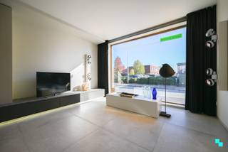 Prachtige handelsruimte met appartement. Beide beschikken over hun eigen individuele tellers en huisnummer. <span>Centrale inkomhal, apart toilet voor de handelsruimte, technische ruimte en toegang naar het appartement en de handelsruimte. De handelsruimte werd ingericht als showroom en beschikt daardoor over o.a. een gashaard, houthaard, een hyper uitgeruste keuken en een kleinere keuken. Het venster die opgedeeld is in diverse glaspartijen kan volledig opengeschoven worden waardoor de keuken met houthaard deel kan uitmaken van het buitenterras op warme zomeravonden. Het appartement heeft op de gelijkvloerse verdieping de inkomhal met wasplaats. </span>Woonkamer met volledig uitgeruste keuken, nachthal, apart gastentoilet, twee slaapkamers en de badkamer met wastafelmeubel en douchebad. De zolderverdieping kan gebruikt worden als stockageruimte. Via de Priester Pattynstraat is er toegang naar de achterkant van het perceel waar het terras van de handelsruimte zich bevindt en parkeerplaatsen. Het appartement beschikt eveneens over een terras dat grenst aan de leefruimte en vanop de parking kan bereikt worden via de buitentrap. CV op aardgas in appartement | Houthaard en gashaard in handelsruimte | HR beglazing hout | Elektriciteit conform | EPC label B. Laurence (BIV 541 501) organiseert voor deze (handels)woning de bezoeken, mits het maken van een afspraak.