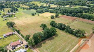 NIEUWE INTERESSANTE VOORWAARDEN !!<br /><br />Deze hoeve heeft een voorgevel van maar liefst 37m en is momenteel aan de linkerzijde ingericht als een woonhuis en aan de rechterzijde bestaat ze uit een grote inpandige schuur waar op vandaag een pop-up fietscafé 'De Merelhoeve' gevestigd is met aansluitend een maïsdoolhof aangelegd in het veld. <br />De inpandige schuur is ideaal voor het inrichten van een kantoorruimte, B&amp;B, kangoeroewoning,...<br />De hoeve is te renoveren doch werd het schrijnwerk reeds vernieuwd en is het dak in goede staat. Het gaat dus voornamelijk over een totale herinrichting waarbij men tot 1.000m³ mag voorzien als woning. <br /><br />Er zijn 2 houten stalgebouwen achter de hoeve. <br /><br />Deze hoeve kan gekocht worden op 1ha24 aan 648.000 euro of 688.000 euro op 1ha7.<br /><br />Ideaal voor wie op zoek is naar hoeve om naar zijn hand te zetten op een TOPlocatie met uitzicht op eigen weiland.<br /><br />Neem contact met ons op via 053/60.65.66 en plan een bezoek.