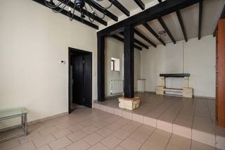<p><strong>Halfopen woning in Zaventem met ruim terras, goede mobiscore en vlotte verbinding nabij de luchthaven.</strong><br /><br />Deze halfopen bebouwing in de Bosstraat in Zaventem biedt interessante mogelijkheden voor zowel eigen bewoning als investering. Dankzij de gunstige ligging nabij de luchthaven van Zaventem geniet u van een uitstekende bereikbaarheid en een sterke mobiscore. Extra interessant is dat de naastgelegen woning eveneens te koop staat, wat perspectieven biedt voor een mogelijk project of uitbreiding. Een interessante opportuniteit voor wie een huis wil kopen in Zaventem met potentieel.<br /><br /><u><strong>Belangrijkste ruimtes:</strong></u><br />• Woonkamer (23,9 m²) met aangename leefruimte<br />• Keuken (12,2 m²) met praktische indeling<br />• Inkomhal (13,1 m²) en hal (13,5 m²)<br />• Badkamer (7,8 m²)<br />• Apart toilet (5 m²)<br />• 2 slaapkamers, waaronder een ruime slaapkamer van 20,3 m²<br />• Groot terras (90 m²) met buitenruimte<br /><br /><u><strong>Troeven:</strong></u><br />• Naastgelegen woning staat eveneens te koop, ideaal voor projectmogelijkheden<br />• Nabij de luchthaven van Zaventem en vlotte verbindingen<br />• Goede mobiscore met bereikbare voorzieningen en transport<br /><br />Meer informatie of een bezoek met Joery Van De Gucht? Contacteer ons via +3223351115<br />JOUW DROOMHUIS. ZO GEVONDEN!</p>