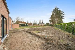 TOPGELEGEN mooi afgewerkte Half-Open NIEUWBOUWWONING - 6% BTW mogelijk! Direct instapklaar en kwalitatief afgewerkt, zonnepanelen. Indeling: inkom...