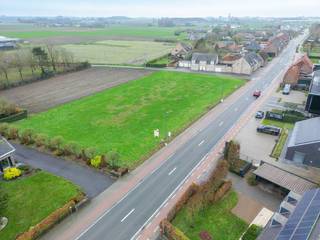 Perceel bouwgrond te koop van 670m², gelegen te Wingene. Deze rustige locatie biedt een unieke kans om jouw droomhuis te bouwen, omringd door de natuur. Bovendien geniet dit perceel van een gunstige locatie nabij scholen, openbaar vervoer, buurtwinkels, ...Realiseer uw eigen nieuwbouwwoning op dit perceel!Kom jij deze voordelen ontdekken? Neem dan zeker contact op met de dossierverantwoordelijke Robine De Cock 0491 27 22 21- robine.de.cock@dewaele.com