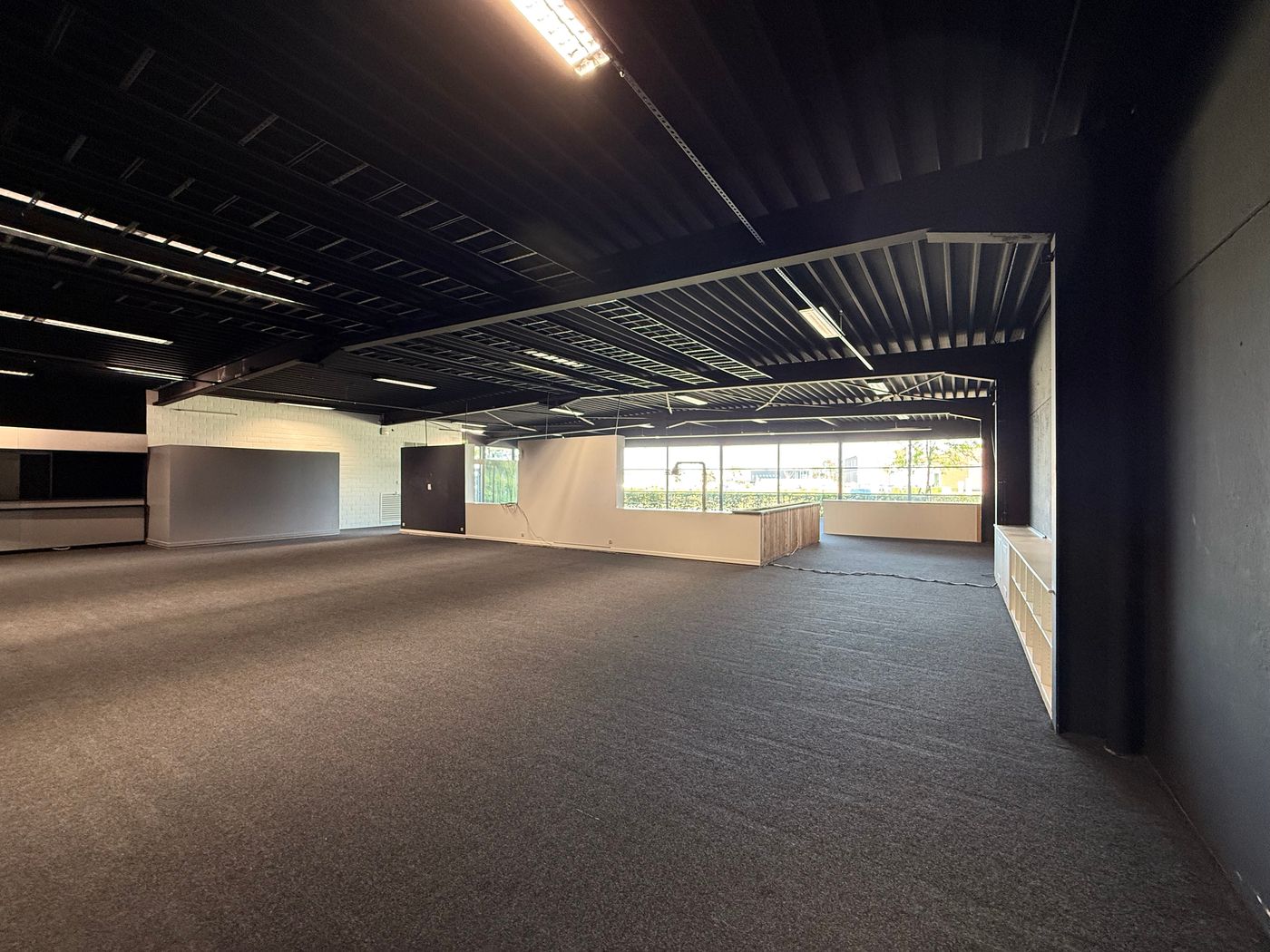 MULTIFUNCTIONEEL BEDRIJFSGEBOUW BESTAANDE UIT KANTOREN/SHOWROOM TE MALDEGEM - foto 2