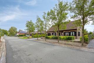 Deze gelijkvloerse woning met ruime zolderverdieping is rustig gelegen net buiten de Ring van Mol. Het centrum bevindt zich op slechts 2 kilometer...