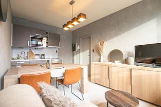 Instapklaar appartement aan zee met een interessant huurrendement.STARTPRIJS: Elk bod boven deze startprijs, wordt voorgelegd aan de eigenaars, die al dan niet kunnen in gaan op dit aanbod.Dan is dit recent en volledig gerenoveerde éénslaapkamer appartement een buitenkans.Gelegen op de tweede verdieping (zonder lift) nabij de vaargeul, geniet u van een rustige ligging met een zijdelings open zicht richting de Albert I-laan en de iconische tramlijn. De centrale ligging tussen Nieuwpoort-Bad en Nieuwpoort-Stad maakt dit appartement bijzonder aantrekkelijk, zowel voor eigen gebruik als voor verhuur.Dankzij de totaalrenovatie biedt het appartement hedendaags wooncomfort met een energiezuinige en duurzame afwerking. De praktische indeling omvat een aangename leefruimte met open keuken, een afzonderlijke slaapkamer en een moderne badkamer, allen volledig vernieuwd. Verder is er een gemeenschappelijke fietsberging met twee privatieve fietshaken.De tramhalte ‘Victorlaan’ is vlakbij en op wandelafstand bevinden zich winkels, horeca en andere voorzieningen (± 1,5 km). De oprit van de autosnelweg ligt op slechts 4 km, wat zorgt voor een vlotte bereikbaarheid.Het appartement is uitstekend geschikt voor langetermijnverhuur, met een geschatte maandelijkse huurprijs van €685, wat overeenkomt met een netto rendement van ca. 4% op jaarbasis (indicatief).Ideaal als tweede verblijf, vaste woonst of rendabele investering aan de kust.Extra troef: mogelijkheid tot aankoop van een dubbele ondergrondse garage, gelegen in het gebouw rechtover het appartementsgebouw.Wij verzorgen ook de schatting van uw woning. Bel voor meer info!Vanaf heden kunt u gebruik maken van onze online schattingstool om de waarde van uw woning helemaal vrijblijvend na te gaan - https://www.correctvastgoed.be/schatting.