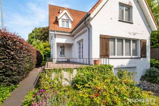 Ontdek deze prachtige woning in HARELBEKE, een perfecte mix van comfort en elegantie op een ruim perceel van 750m². Met een bewoonbare oppervlakte...