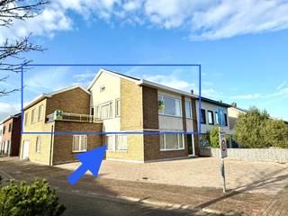 Ontdek dit verrassend ruime en instapklare appartement op de eerste verdieping (zonder lift), ideaal voor wie comfort en ruimte zoekt.<br /><br />Via de inkomhal kom je terecht in de zeer lichtrijke en royale leefruimte, perfect voor gezellige momenten. De aparte, modern vernieuwde leefkeuken is volledig uitgerust met alle toestellen en biedt voldoende plaats om ook als eetruimte te gebruiken.<br /><br />De nachthal leidt naar drie volwaardige, ruime slaapkamers en een stijlvol vernieuwde badkamer met moderne douche.<br /><br />Daarnaast zijn er een apart toilet en een grote zolder met extra opbergruimte.<br /><br />Geniet van het heerlijke buitenterras en het gemak van twee parkeerplaatsen pal voor de deur.<br /><br />Het appartement werd volledig opnieuw geschilderd en voorzien van kwalitatieve raamdecoratie, klaar om meteen te betrekken!<br /><br />Dankzij de rustige, maar uiterst centrale ligging woon je dicht bij winkels, scholen, openbaar vervoer en belangrijke uitvalswegen.<br /><br />Bovendien zijn er <strong>geen gemeenschappelijke kosten</strong>.