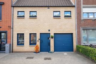 Ontdek het potentieel van deze charmante woning gelegen in het rustige Assebroek!<br />Benieuwd wat deze woning jou allemaal te bieden heeft?<br /><br />✨ <strong>Hoogtepunten van de woning</strong><br />* Gesloten bebouwing met veranda en charmante, onderhoudsvriendelijke tuin met tuinhuis<br />* Lichte en gezellige woonkamer en een aparte goed ingerichte keuken<br />* Zeer ruime hobbykamer met tal van mogelijkheden<br />* Inpandige garage<br />* Energiezuinig : zonnepanelen (5,5kW) <br />* Beschikbaarheid regenwater<br /><br />🌿 <strong>Wonen in alle rust</strong><br />Gelegen in het rustige Assebroek, de groene rand van Brugge. Scholen, winkels, horeca en openbaar vervoer binnen handbereik. <br />Perfect voor de liefhebbers van ruimte en vrijheid, zonder te hoeven in te leveren op comfort en bereikbaarheid.<br /><br />🔑 <strong>Interessante vastgoedinvestering</strong><br />Deze woning wordt verkocht als vastgoedinvestering; de huidige eigenaar blijft de woning bewonen tegen betaling van een maandelijkse bewoningsvergoeding. De woning blijven bewonen is een voorwaarde voor verkoop.<br />Plan vandaag nog een bezichtiging en ontdek zelf de vele mogelijkheden van deze interessante vastgoedinvestering.<br /><br />📩 Stuur een bericht voor meer informatie of maak een afspraak met Immo Bia (sabrina@immobia.be of 0470/03.31.39)<br />