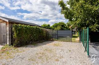 TE KOOP in Deinze<br /><br />Bent u op zoek naar een instapklare woning met een uitstekende ligging? Dan is deze charmante woning in Deinze precies wat u zoekt! De woning werd grondig gerenoveerd in 2015 en biedt hedendaags wooncomfort.<br /><br />Op het gelijkvloers geniet u van een ruime, lichtrijke leefruimte met open keuken. Verder vindt u een gastentoilet, een handige berging met aansluitingen voor wasmachine en droogkast en een aparte bureauruimte, perfect voor thuiswerk.<br /><br />Op de eerste verdieping bevinden zich twee volwaardige slaapkamers en een comfortabele badkamer, uitgerust met alle nodige voorzieningen.<br /><br />Buiten wacht een ruime, zonnige zuidgerichte tuin met tuinhuis, waar u in alle rust kunt genieten. Een absolute meerwaarde is de toegang langs de achterzijde, waardoor zowel de tuin als de woning vlot bereikbaar zijn.<br /><br />De ligging is een echte troef: scholen, winkels, het station en de autostrade bevinden zich op een steenworp afstand. Kortom, een ideale woning voor wie comfortabel wil wonen op een centrale locatie.<br /><br />Richtprijs: 299.000€<br /><br />Mis deze kans niet en neem vandaag nog contact op voor meer informatie of een bezichtiging in te plannen.<br />Contacteer Ruben via mail op ruben@cornelis-goeman.be of via onze website wwxw.cornelis-goeman.be