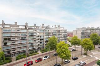Op zoek naar een ruim en comfortabel appartement met drie slaapkamers, veel lichtinval en een gezellig terras? Dan is dit instapklare appartement...