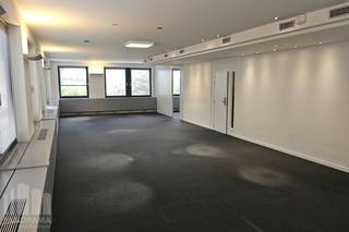 Kantoor met een totale oppervlakte van 253  m² gecombineerd te huur op een strategische toplocatie in Zaventem, vlakbij de R0 en E40.<br /><br />Dankzij de uitstekende ligging nabij de Leuvensesteenweg (N2) en het Woluwedal (R22), op amper 2,4 km van de op- en afrit 4 Diegem-Woluwelaan, geniet deze site van een vlotte verbinding naar het knooppunt E40/R0 en de ruime Brusselse regio. Ook met het openbaar vervoer is het pand vlot bereikbaar dankzij een goede busverbinding van en naar het station van Diegem, gelegen op slechts 3 km afstand.<br /><br />De ruimte bestaan uit vergaderzalen en afzonderlijke kantoren, waardoor een aangename en professionele werkomgeving ontstaat.  Daarnaast zijn de ruimtes uitgerust met dubbele beglazing, energiezuinige ledverlichting, een kwalitatieve vloerafwerking en moderne technieken, waardoor het pand volledig instapklaar is voor diverse professionele activiteiten.<br /><br />Bovendien is er op de site nog een bijkomende kantoorruimte van 260 m² beschikbaar, gecombineerd met een opslagruimte van 80 m² voorzien van een sectionale poort. Deze combinatie is ideaal voor stockage, archiefruimte of logistieke ondersteuning en biedt extra flexibiliteit voor groeiende ondernemingen, uiteenlopende bedrijfsactiviteiten of meerdere gebruikers.<br /><br />De site biedt bovendien ruime parkeermogelijkheden voor medewerkers en bezoekers.<br /><br />Contacteer<strong> PANORAMA B2B</strong> voor bijkomende informatie, gedetailleerde plannen of een vrijblijvend plaatsbezoek:<strong> 0477 09 00 09</strong>.