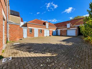 RUIME TE RENOVEREN WONING MET 3 SLAAPKAMERS EN VEELZIJDIGE BIJGEBOUWEN, gelegen op een CENTRALE EN VLOT BEREIKBARE LOCATIE. Deze eigendom biedt dankzij haar RUIME WOONVOLUMES EN TALRIJKE MOGELIJKHEDEN een interessante opportuniteit voor wie op zoek is naar een gezinswoning met extra ruimte of een combinatie van WONEN EN WERKEN. Een absolute troef zijn de RUIME AANGEBOUWDE BIJGEBOUWEN, die zich uitstekend lenen voor opslag, een atelier, hobbyruimte of professionele activiteiten. Bovendien bestaat de MOGELIJKHEID TOT BIJKOMENDE AANKOOP VAN ACHTERLIGGENDE GROND, wat het potentieel van deze eigendom nog verder vergroot. Ook de ligging vormt een belangrijke troef. Dankzij de nabijheid van BELANGRIJKE INVALSWEGEN en de OP- EN AFRIT VAN DE E40 geniet u bovendien van een UITSTEKENDE BEREIKBAARHEID.<br />De indeling gaat als volgt: via de ruime inkomhall heeft u toegang tot een afzonderlijke bureauruimte, ideaal als thuiswerkplek of praktijkruimte. Verder beschikt het gelijkvloers over een eetkamer, een aangename woonkamer en een keuken. Op de 1ste verdieping bevinden zich 3 ruime slaapkamers en een badkamer. Via een vaste trap bereikt u de ruime zolderverdieping, die bijkomende mogelijkheden biedt voor verdere inrichting en uitbreiding van de woonruimte.<br />Aansluitend aan de woning bevinden zich de ruime bijgebouwen, die dankzij hun veelzijdige karakter een belangrijke meerwaarde vormen voor zelfstandigen, hobbyisten of wie nood heeft aan extra opslagruimte. De mogelijkheid om bijkomende achterliggende grond aan te kopen, biedt bovendien interessante perspectieven.<br /><br />Adres: Oudenaardsesteenweg 785 te Erpe-Mere<br /><br />EPC: 685kWh/m²; G-score B en P-score D; Renovatieverplichting van toepassing; Bestuursmaatregelen in het maatregelenregister: Neen; Beschikbaar bij akte.