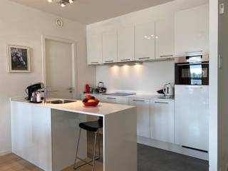 <p><span>Eén slaapkamer appartement met prachtig zicht op de Schelde!</span></p>
<p><span>Indeling:</span></p>
<p><span>Dit appartement is gelegen op de eerste verdieping van een recent gebouw met lift. Het situeert zich op het Eilandje in de nabijheid van openbaar vervoer, winkels en restaurants.</span></p>
<p><span>De zonnige leefruimte op mooie parketvloer met vloerverwarming geniet van enorm veel lichtinval. Aansluitend een gezellig terras waar men 's avonds rustig kan genieten van de ondergaande zon. </span></p>
<p><span>De open keuken is voorzien van alle moderne comfort en beschikt over een koelkast met vriesvak, keramische kookplaat met dampkap, combi-oven en vaatwasser.</span></p>
<p><span>Vanuit de slaapkamer heeft men eveneens een leuk zicht over de Schelde. De ensuite badkamer is voorzien van een inloopdouche en enkel lavabomeubel.</span></p>
<p><span>Verder beschikt het appartement over een apart toilet met handenwasser en berging met aansluiting voor wasmachine en droogkast.</span></p>
<p><span>Op het gelijkvloers is een gemeenschappelijke fietsenstalling voorzien.</span></p>
<p><span>Gemeenschappelijke lasten: 90 €/maand. Beschikbaar vanaf 1/5/2026 - Huurwaarborg: 3 maanden huur - Standaard huurovereenkomst (3-6-9 jaar)</span></p>