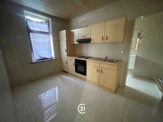 Welkom in deze woning gelegen in het centrum van Idegem. Dit eigendom biedt een perfect startpunt voor wie op zoek is naar een eigendom met potentieel. Het pand beschikt over twee slaapkamers. De keuken is volledig uitgerust met houten kasten en praktische werkbladen met ingebouwde kookaccessoires. Het badkamerinterieur is modern ingericht met een doucheruimte , een stijlvolle wastafel en spiegel met verlichting. Het pand beschikt over een toegang aan de voorzijde met deur en ramen die voldoende daglicht binnenlaten. Binnenin vindt u houten trapwerk dat toegang geeft tot bovengelegen slaapkamers (18 en 13m2).Dit is een solide woning die klaar is voor bewoning en perfect geschikt voor wie een betaalbare woning zoekt Idegem tegenover schooltje. Geen tuin maar terras aan voorzijde van de woning. Parkeermogelijkheid nabij de woning. EPC F 538, dubbele beglazing PVC, verwarming : gashaard. Asbestveilig. Te bezoeken