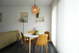 <p>Op zoek naar een gezellig appartement waar je je meteen thuis voelt?<br />Op de tweede verdieping van een kleinschalig gebouw in de Diercxsenstraat bevindt zich dit appartement. Dankzij de afgesloten toegangspoort geniet je bovendien van een extra gevoel van veiligheid.</p>
<p>Via de lift bereik je de tweede verdieping, waar je binnenkomt in een aparte hal die toegang geeft tot het appartement. Binnen valt meteen de afwerking en mooie lichtinval op. De leefruimte sluit mooi aan op de uitgeruste keuken en beiden geven uit op het terras achteraan: de ideale plek voor een koffietje in de ochtend of gewoon om even tot rust te komen. Die rust vind je trouwens ook terug in de aparte slaapkamer, bereikbaar via de badkamer.</p>
<p>De omgeving is rustig, maar toch heel praktisch: winkels, openbaar vervoer en leuke adresjes liggen allemaal vlakbij, je kan alvast een voorproefje krijgen van je nieuwe buurt bij bakkerij Leo! En als dat nog niet genoeg voordelen zijn, woon je hier bovendien ook energiezuinig met een EPC B.</p>
- Huurprijs: 950 EUR<br />- Gem. kosten: 50 EUR <br />- Huurwaarborg = 3 maanden huur<br />- Woninghuurovereenkomst startende 1 jaar <br />- Kosten plaatsbeschrijving = 50/50 tussen huurder en verhuurder<br />- Beschikbaar vanaf juli <br /><br />Graag deze woning verder ontdekken? U kunt een bezoek inplannen via volgende link XXX<br />Nog vragen? Contacteer gerust roxanne@jamar.immo<br /><br />Extra's:<br />- Toplocatie<br />- EPC = B<br />- Zuidgericht terras<br />- Kleinschalig gebouw