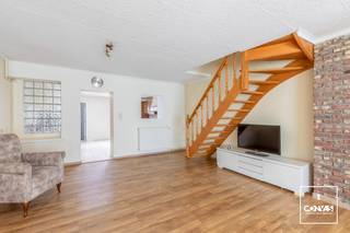 Deze <strong>op te frissen woning</strong> ligt in een rustige buurt, maar toch slechts op een steenworp van alles wat de stad te bieden heeft. Winkels en openbaar vervoer liggen op wandelafstand, en dankzij de <strong>vlotte verbinding</strong> naar de belangrijkste invalswegen sta je in geen tijd op de autostrade. Daarnaast kan je van het stadsleven ontsnappen in het natuurreservaat <strong>Bourgoyen-Ossemeersen</strong>.<br /><br />Je komt binnen in een <strong>ruime leefruimte</strong> die doorloopt naar de keuken met ontbijthoek. Via de keuken is er toegang tot de stadskoer en de <strong>vernieuwde badkamer</strong> met wasplaats. Op de eerste verdieping bevinden zich twee slaapkamers en een derde kleinere kamer die kan dienst doen als <strong>bureau of dressing</strong>. Via de vaste trap is er toegang tot het <strong>zolderverdiep</strong> die is afgewerkt tot één ruime slaapkamer met bergzolder.<br /><br />Voor meer informatie en een bezoek, neem contact op met Theo: theo@convas.be