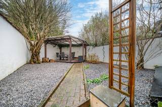 We Invest heeft het genoegen u deze gelijkvloerse woning voor te stellen, ideaal gelegen tussen Sint-Agatha-Berchem en Sint-Jans-Molenbeek.<br />Het appartement, dicht bij alle voorzieningen, bevindt zich op het gelijkvloers van een kleine mede-eigendom zonder lasten en is als volgt ingedeeld:<br /><br />1e ingang: woonkamer, eetruimte, uitgeruste keuken, doucheruimte<br />2e ingang: hal, eetkamer, volledig uitgeruste keuken, woonkamer, slaapkamer, doucheruimte, terras en tuin<br /><br />De twee eenheden worden gescheiden door een lichte scheidingswand. De units worden momenteel gebruikt voor kortetermijnverhuur met een inkomen van ±12.000€ over het laatste kwartaal van 2025. Bezettingsgraad van 90% op jaarbasis. Huidig bruto rendement = ±17%.<br /><br />Opmerking:<br />Juridische situatie = een appartement met 2 slaapkamers + tuin<br />Feitelijke situatie = een studio + een appartement met 1 slaapkamer en tuin<br /><br />Het pand is volledig uitgerust, elektriciteit conform tot 2038. EPC E met 268 kWh/m²/jaar. Een kelder en een gemeenschappelijke ruimte vervolledigen dit pand.<br /><br />Info en bezoeken: maxime.l@weinvest.be<br /> of 02 315 77 22.