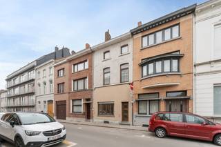 Ben jij op zoek naar een ruime woning met karakter en uitbreidingsmogelijkheden, pal in het centrum van Kortrijk en vlakbij belangrijke...
